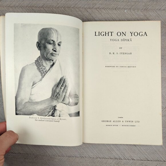 Light On Yoga By B.K.S. Iyengar Vintage Paperback Book 1974 - Picture 3 of 8